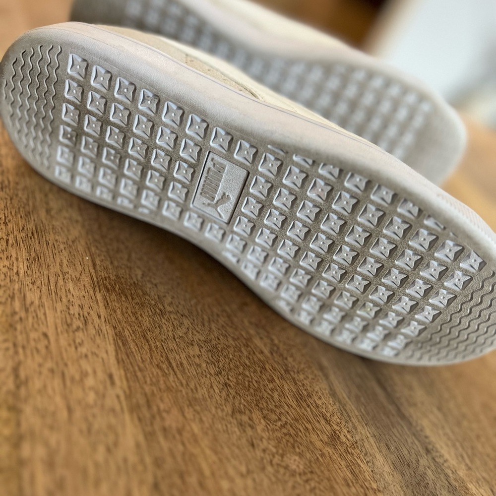 Puma Classic Suede Sneakers- like new - Picture 4 of 5